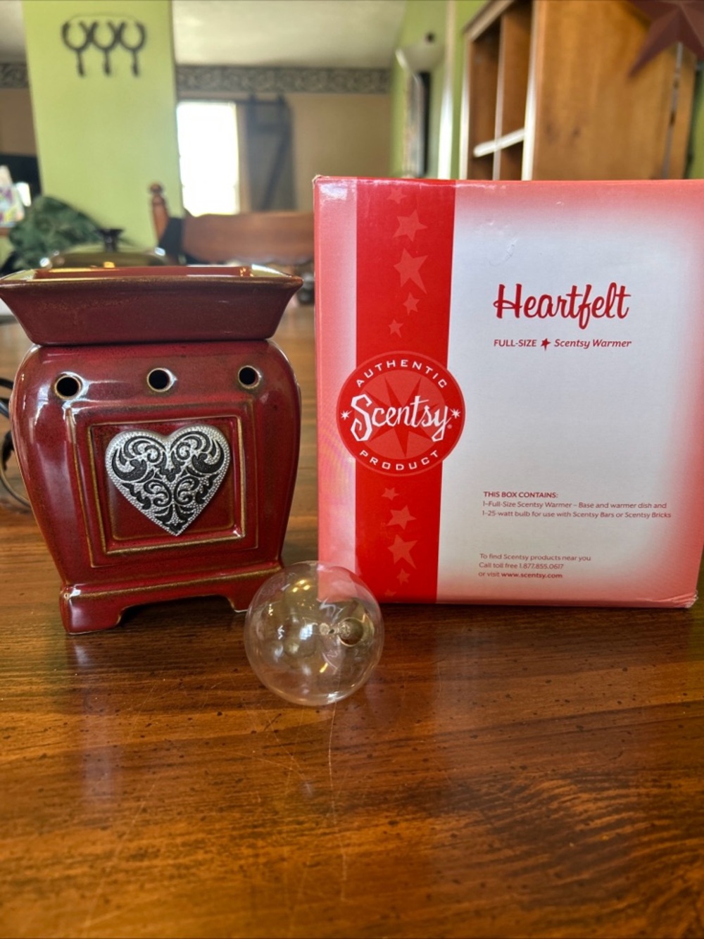 Scentsy HEARTFELT Red Ceramic Warmer with Heart Accent New bulb